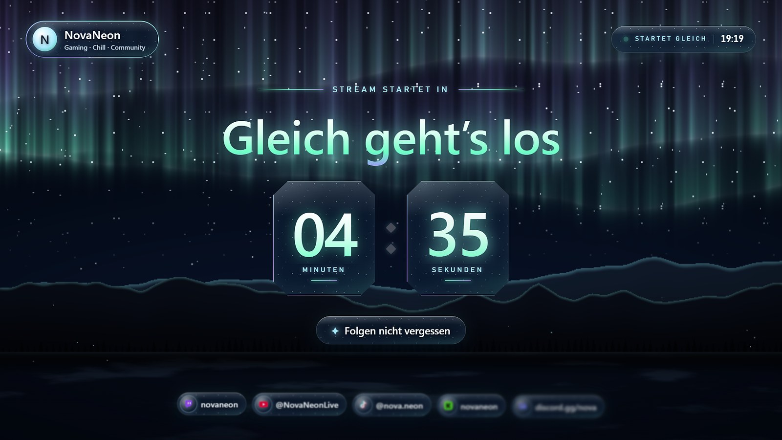 Startszene im Design Polarlicht: grüne Lichtvorhänge über dunklen Bergen und einem stillen See